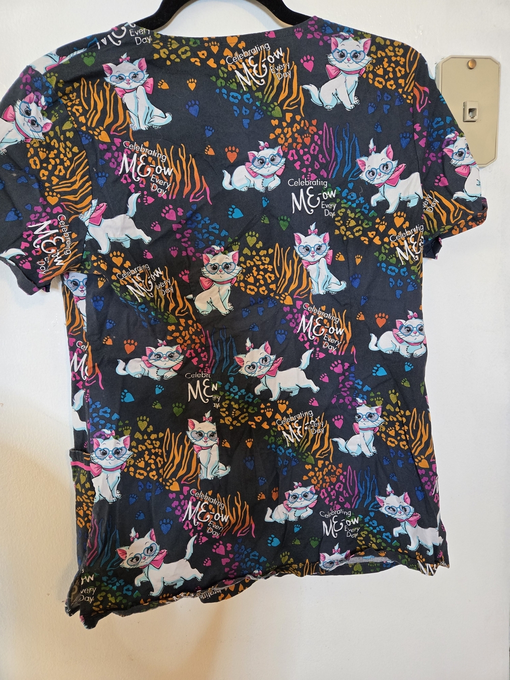 ARISTOCATS Scrub Top - Picture 2 of 3